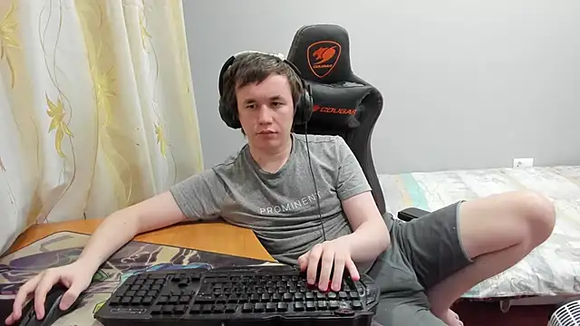 iliaskrislove: διαδικτυακό σόου στην κάμερα