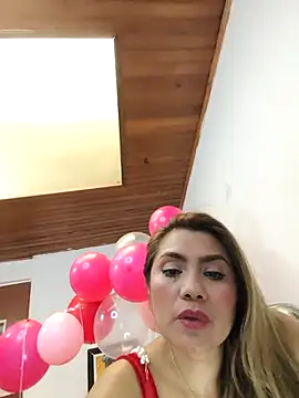 Lara_Milf__ 现场XXX聊天