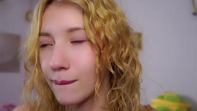 SunnivaCovil's Live XXX Chat