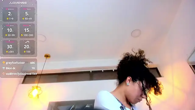 Chat +18 de Hanna_Cornee_ ao vivo