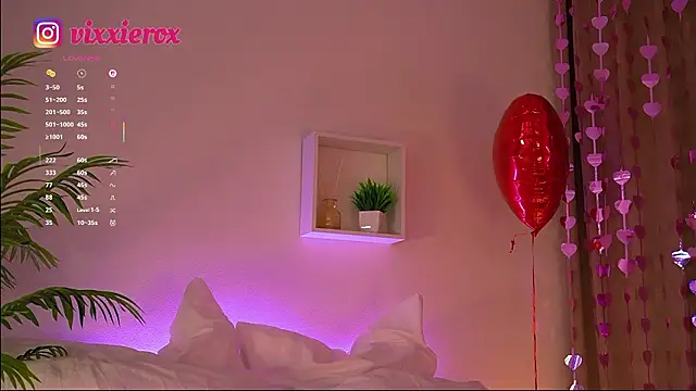 ViXXXiee live XXX chat