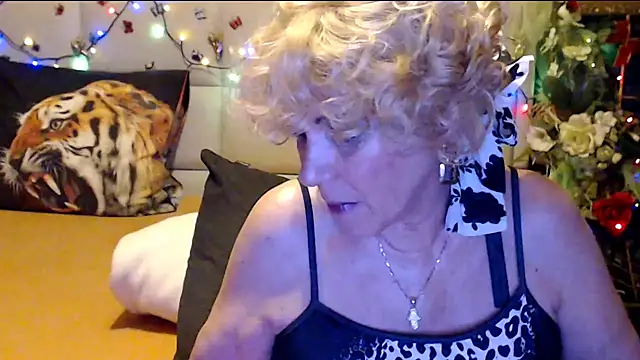 HappyWomanOn's Live XXX Chat