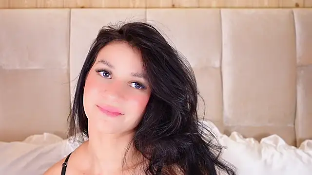 Chat +18 de KiraKayleigh1 ao vivo