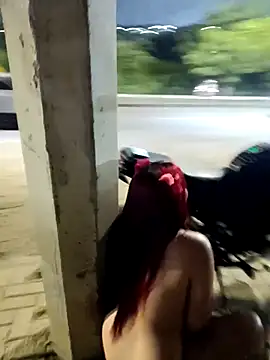 KathaDanger: διαδικτυακό σόου στην κάμερα