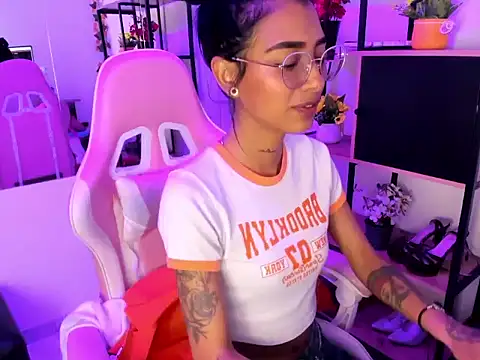 Chatroom XXX en direct de KarlaSlutSkinny__