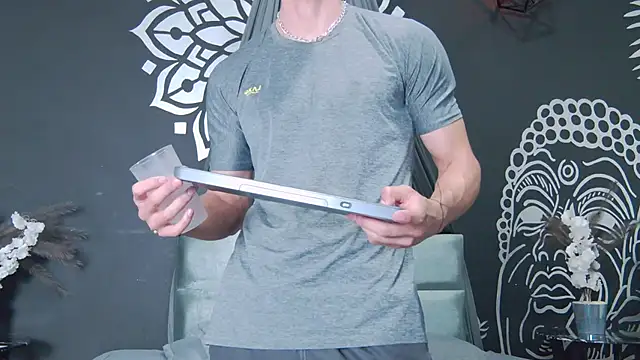 AlessioVitale: διαδικτυακό σόου στην κάμερα