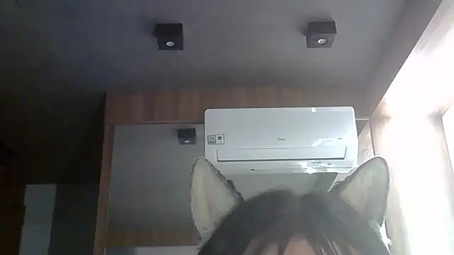 SkinnyKitten live XXX chat