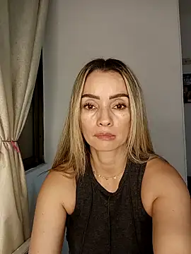 Loly_Horny 网络视讯表演