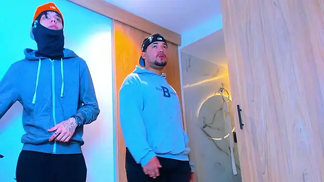 XXX chat uživo modela TheBatMansion