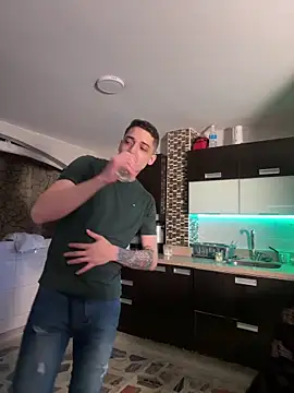 kevin_hotgirls Show in webcam