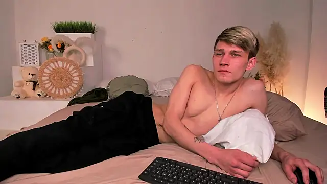 Volan_Starts Chat XXX live