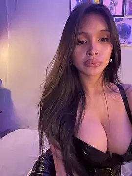 PrettyYoungHugeCockTS – Naživo XXX chat