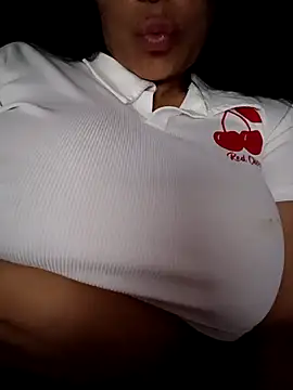 tiffani__love Adlı Modelin Canlı XXX Sohbeti