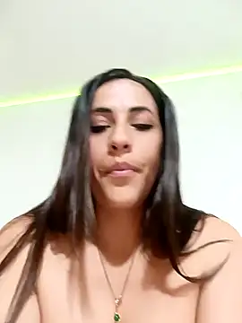 Lena-32 Adlı Modelin Canlı XXX Sohbeti