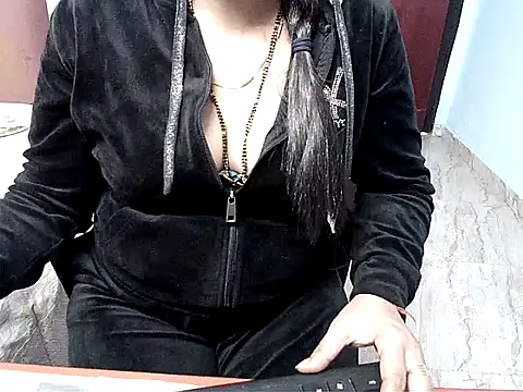 Nagma_housewife Show in webcam