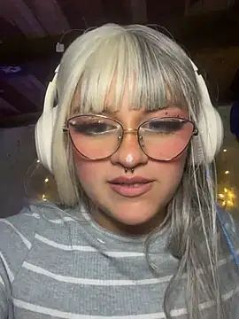 Sophia_Weest99 Adlı Modelin Canlı XXX Sohbeti