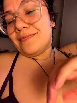 Chatroom XXX en direct de VanesssaMilf_