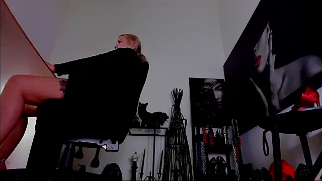 Pokazy przed kamerką – MistressDemi