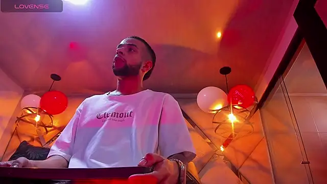 Aiden_Cash7 élő XXX-chatje