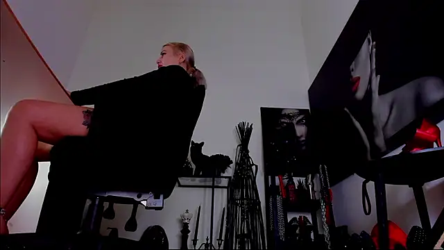 دردشة MistressDemi الجنسية المباشرة