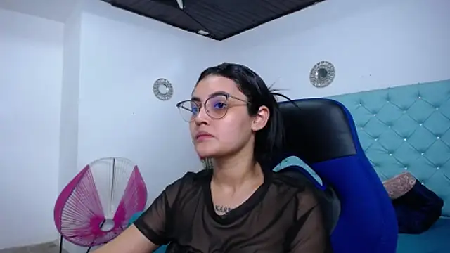 kathe-mills235 Adlı Modelin Canlı XXX Sohbeti