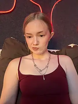 MilaMoone: απευθείας συνομιλία ΧΧΧ