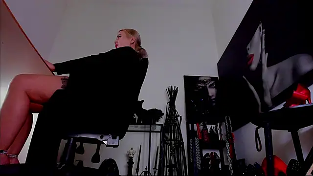 MistressDemi Adlı Modelin Canlı XXX Sohbeti