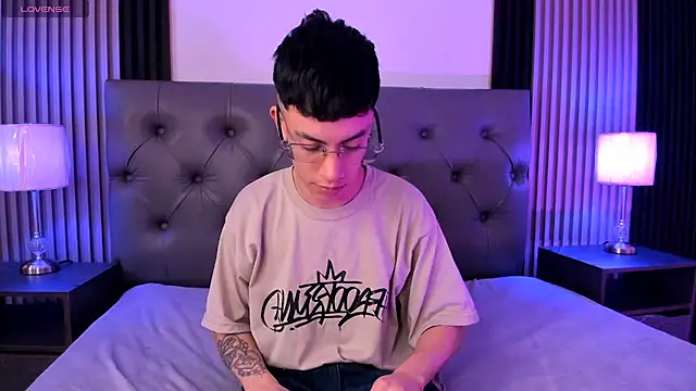 aaronjames1 live XXX chat