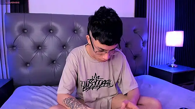 aaronjames1 live XXX chat