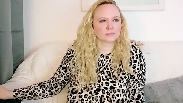 Sarah4you live XXX chat