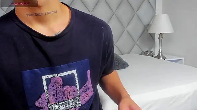 Clement_Reyes: онлайн-секс-чат