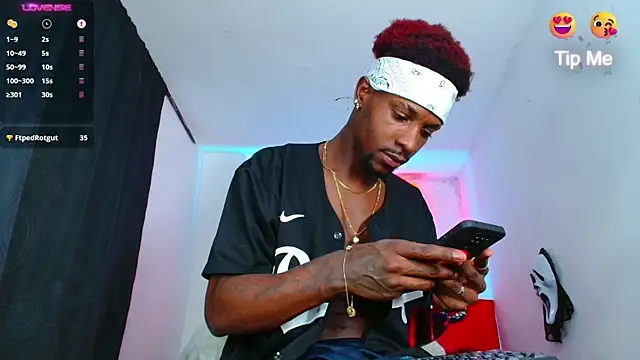 Aroonsexyboy Adlı Modelin Canlı XXX Sohbeti