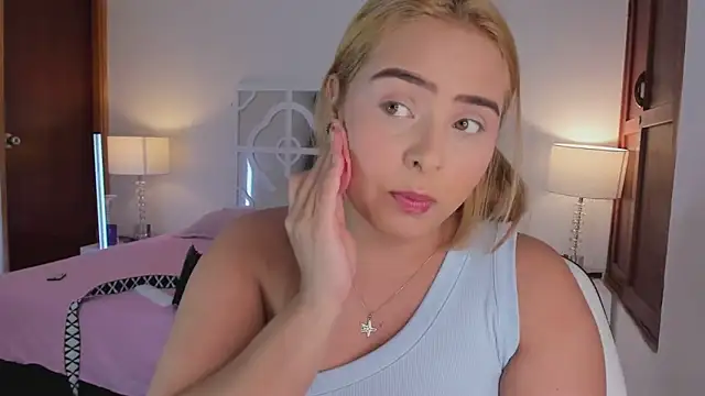 MikaelaStone Adlı Modelin Canlı XXX Sohbeti