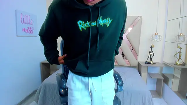 Anyelo_Twink Adlı Modelin Canlı XXX Sohbeti