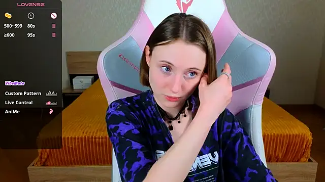 Cowell_Adelina Pertunjukan Webcam