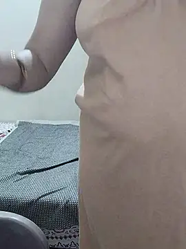 Sexynageena Adlı Modelin Canlı XXX Sohbeti