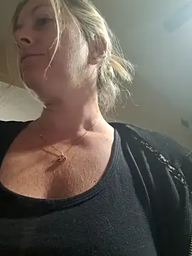 Chat +18 de NikkiBlisss ao vivo