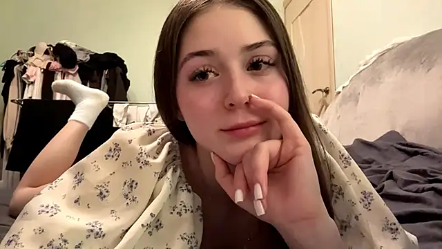 Adel_strongwoman Adlı Modelin Canlı XXX Sohbeti