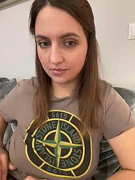 AliceDesmee Chat XXX in diretta