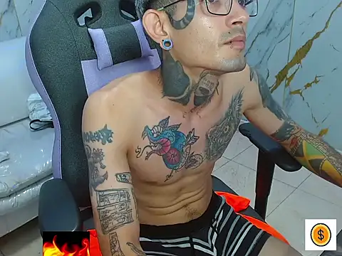 Boy_tatto77 即時 XXX 聊天