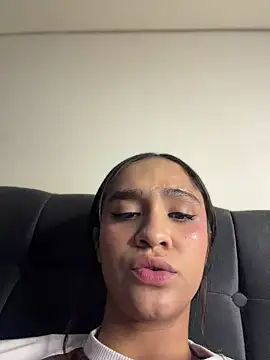 Isabella-Teen Adlı Modelin Canlı XXX Sohbeti