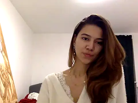 แชท XXX สดของ KiraVixenSweet