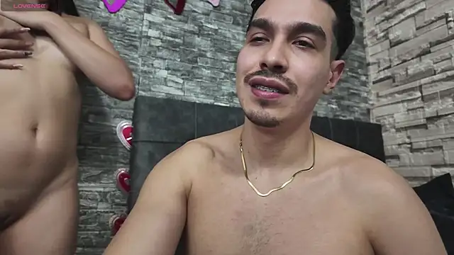 Chatroom XXX en direct de Rich_Couple_69