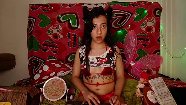 LittlePeach_ Chat XXX in diretta