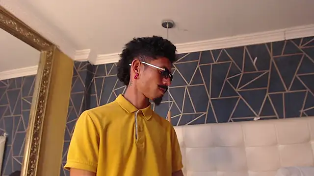 Show modela NoaahTylor na web-kameri