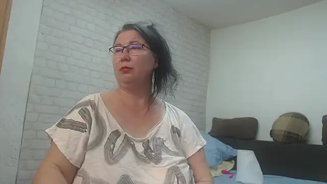 Chat +18 de EmmaSquirt ao vivo