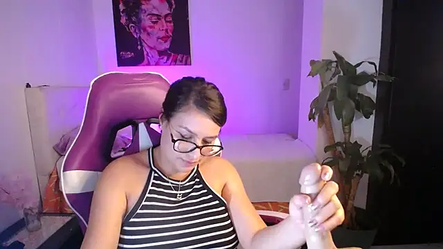 esmeraldaa230 Adlı Modelin Canlı XXX Sohbeti