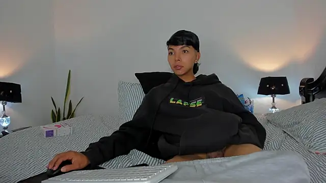 xhenisa_ Chat XXX in diretta