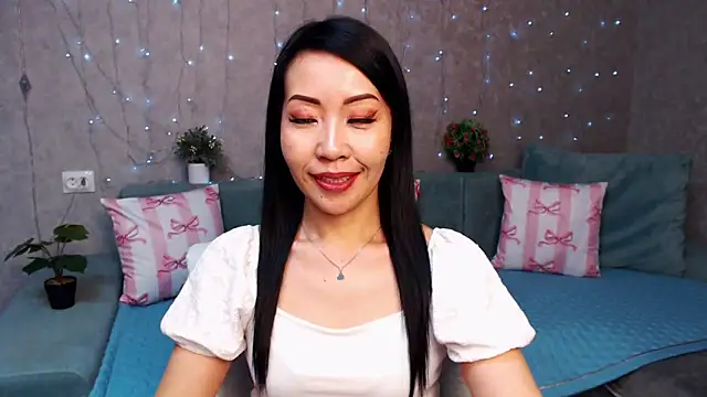 LiaPak: διαδικτυακό σόου στην κάμερα