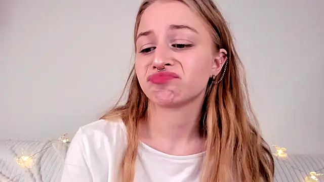 MiaMews Live XXX Chat